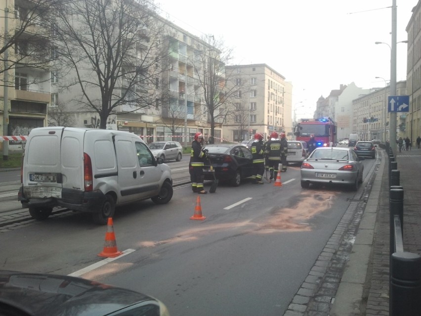 Wypadek na Piłsudskiego. Zderzyły się trzy samochody (ZDJĘCIA)