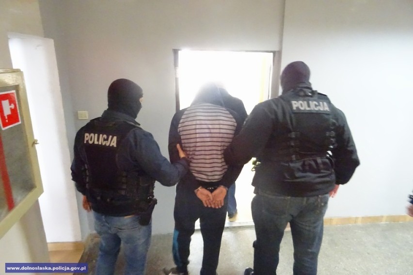 Policjanci rozbili gang, który kradł pieniądze z bankomatów [ZDJĘCIA]