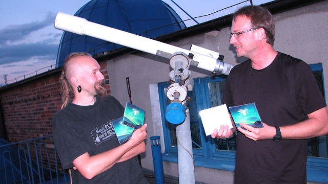 -&nbsp;Na płycie są m. in. dźwięki Słońca - mówi Wojtek Zięba (z lewej). Projekt naukowo wspierał astronom Sebastian Soberski