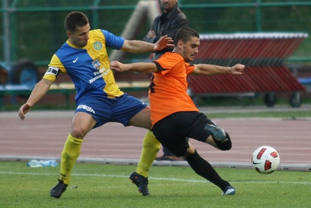 Kaczmarek (w pomarańczowym stroju) zasilił III-ligową drużynę rezerw Śląska Wrocław