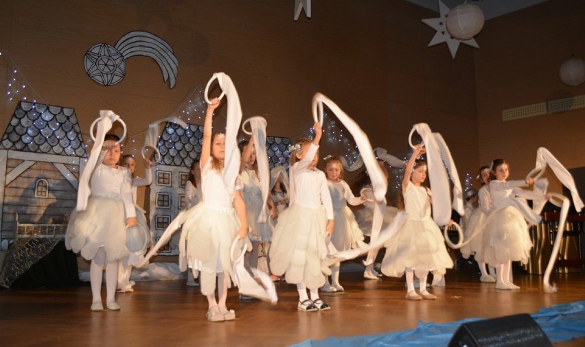 Grupa taneczna "Szołderki" z Nowego Tomyśla, w przedstawieniu jasełkowym z uczniami szkoły muzycznej w Zbąszyniu 