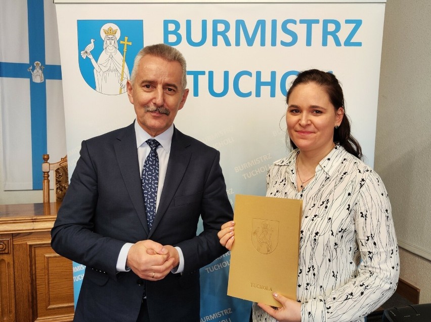 Burmistrz Tucholi Tadeusz Kowalski podpisał umowy z...