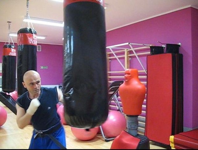 Trening na worku bokserskim to wspaniała forma odreagowania i dbania o formę fizyczną.