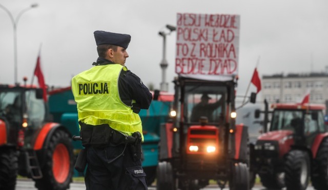 AgroUnia zablokowała dwa ronda w Rzeszowie. Rolnicy domagają się rozmów z rządem.