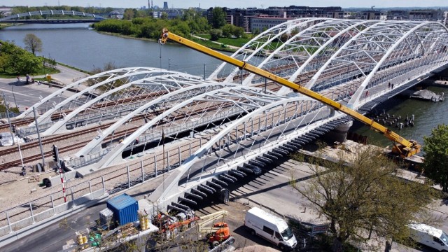 Na ukończeniu jest budowa trzeciego mostu kolejowego nad Wisłą wraz z kładką pieszo-rowerową Grzegórzki - Zabłocie.