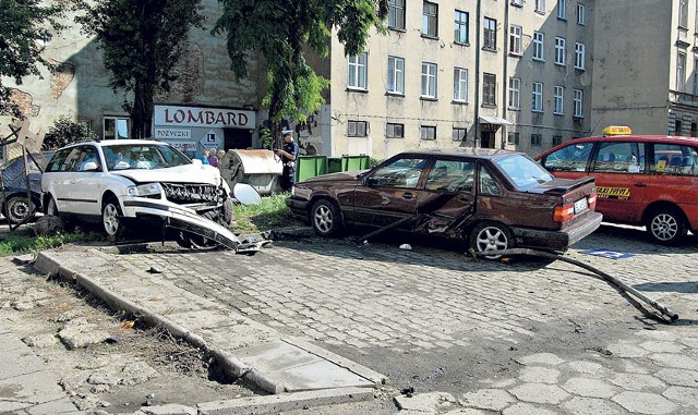 Passat, zanim zatrzymał się na parkingu, uszkodził dwa stojące tam auta: volvo i daewoo lanos.