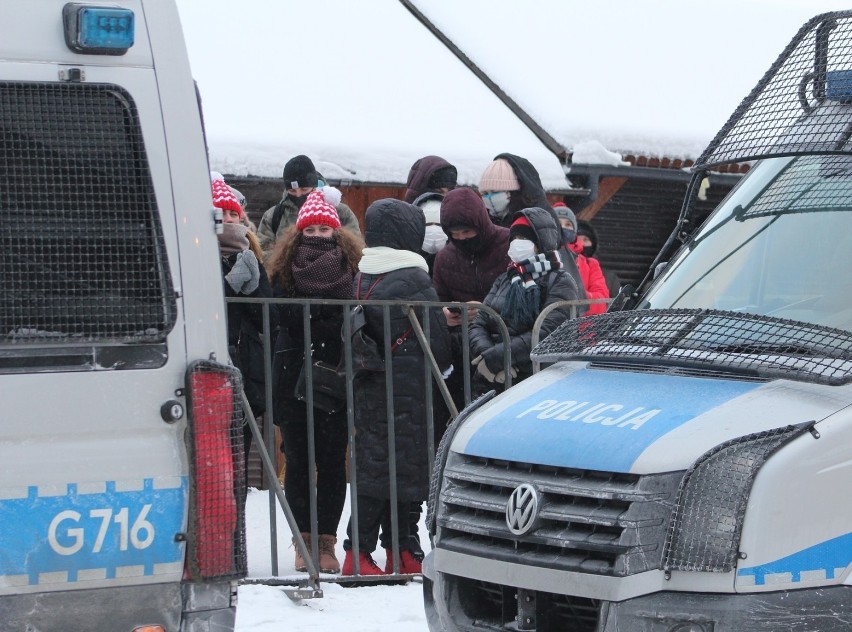 Kibice przed Wielką Krokwią podczas piątkowych (12.02)...