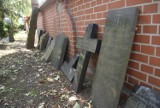 Poniemieckie płyty bezładnie oparte o mur cmentarza komunalnego w Gubinie. Gdzie będzie ich miejsce?
