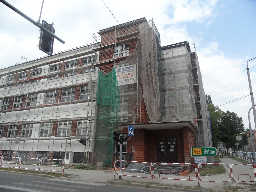 Budynek Gimnazjum nr 13 przy ul. Jankowskiego na Wirku jest...