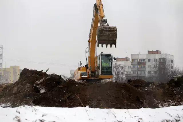 Rozpoczęła się budowa osiedla Nowa Środula. Powstanie tu sześć budynków sześciopiętrowych. Mieszkańcy będą mieć widok na Górkę Środulską. 

Zobacz kolejne zdjęcia. Przesuń zdjęcia w prawo - wciśnij strzałkę lub przycisk NASTĘPNE