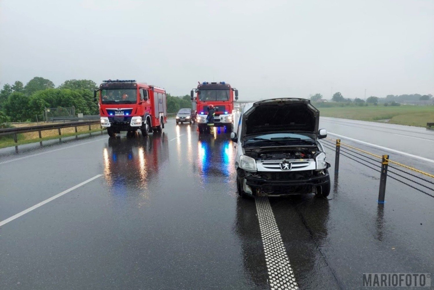 Wypadek na autostradzie A4. Peugeot uderzył w bariery i