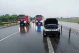 Wypadek na autostradzie A4. Peugeot uderzył w bariery i się zapalił [ZDJĘCIA]