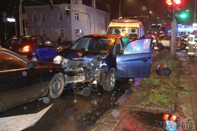 W Opolu zderzyły się łącznie cztery samochody. Dwa z nich uderzyły w siebie na samym skrzyżowaniu, po czym siłą rozpędu wpadły w samochody stojące przepisowo na światłach.
