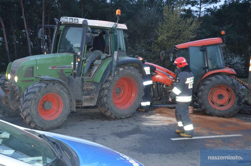 Wypadek na ul. Toruńskiej we Włocławku. Czołowe zderzenie traktora z volvo [zdjęcia, wideo]