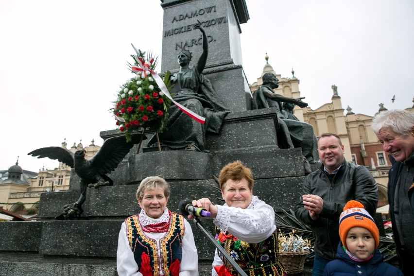 Kraków. Wigilijne "Dziady polskie" na Rynku Głównym