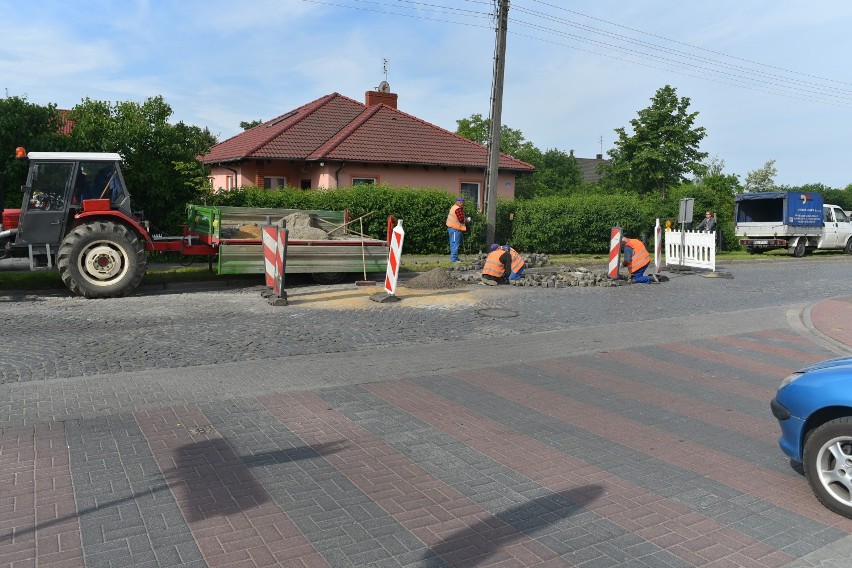 Naprawiają bruk na Święciechowskiej w Lesznie