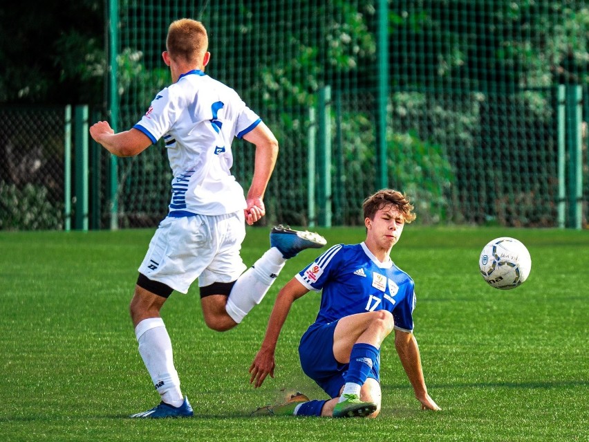 Po pierwszej rundzie FASE Szczecin (niebieskie stroje) ma...