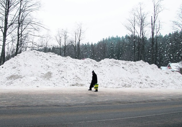 Zwały śniegu z dróg trafiają na Jaszczurówkę - na teren Tatrzańskiego Parku Narodowego