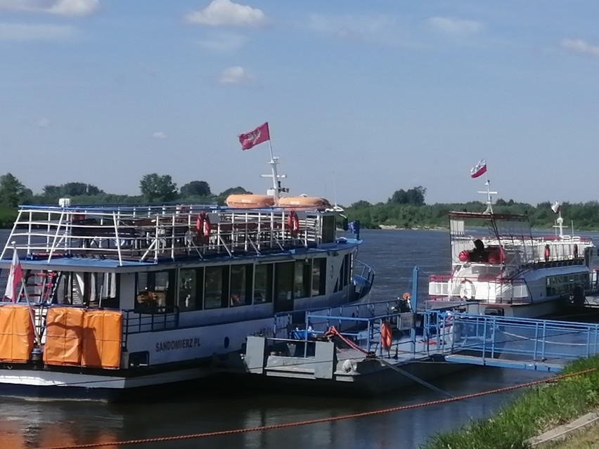 Cztery statki przy nadwiślańskim bulwarze w Sandomierzu zapraszają już na pokład. Rusałka, Maria, Syrenka i Bena czekają [ZDJĘCIA]