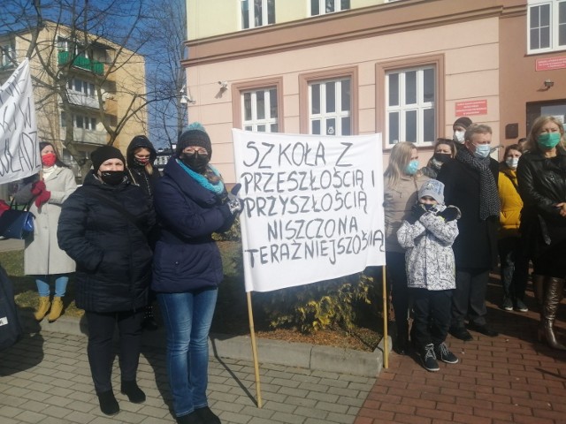 Przed kamerą szkoły przed przeprowadzką bronili rodzice i sympatycy placówki, którzy przyszli z transparentami.