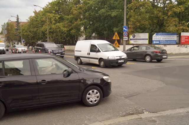 Kierowcy skarżą się, że zmieniona organizacja ruchu na skrzyżowaniu ulic Kośnego i Katowickiej powoduje korki