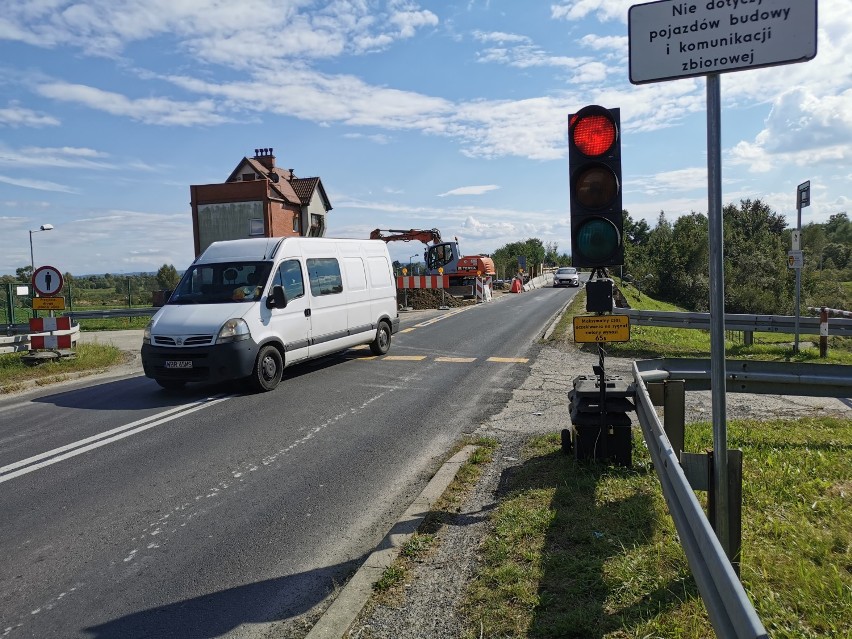 Zamknięty most na Wiśle na drodze wojewódzkiej 781 w Jankowicach [ZDJĘCIA] 