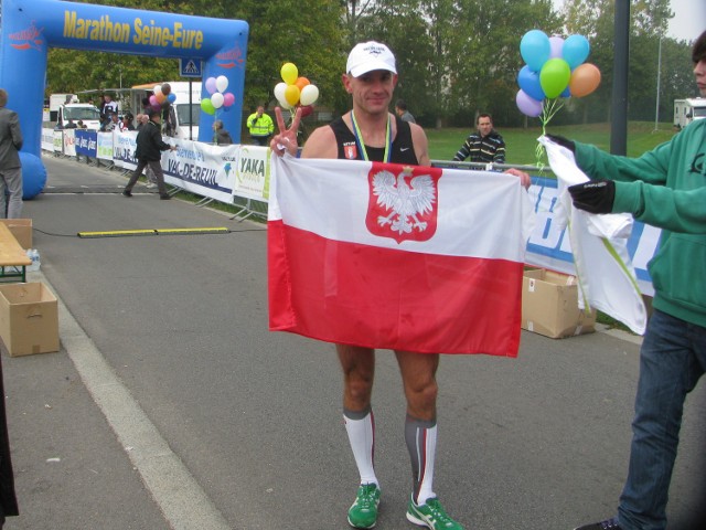 Bartosz Mazerski na mecie maratonu w Val de Reuil