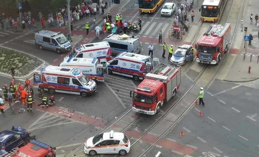 Wypadek przy Wroclavii. Trzy osoby ranne, w tym jedna ciężko. Ogromne korki 
