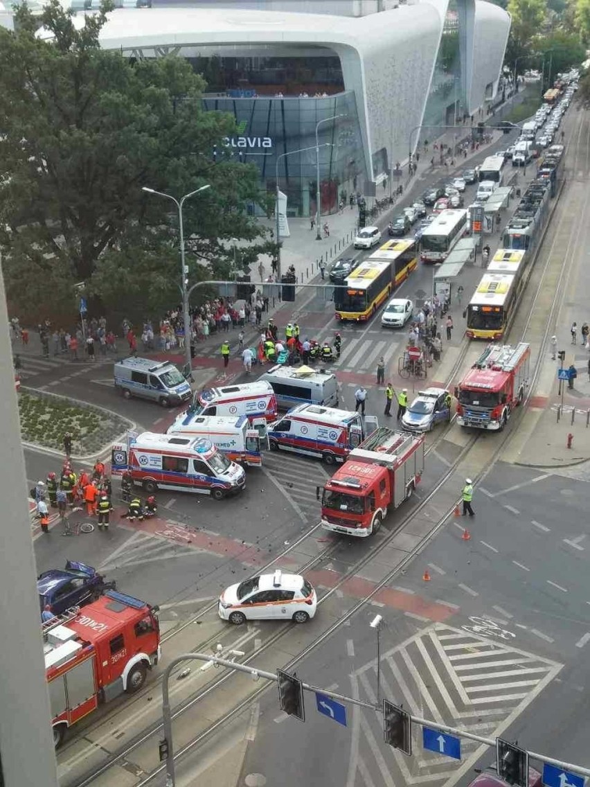 Wypadek przy Wroclavii. Trzy osoby ranne, w tym jedna ciężko. Ogromne korki 