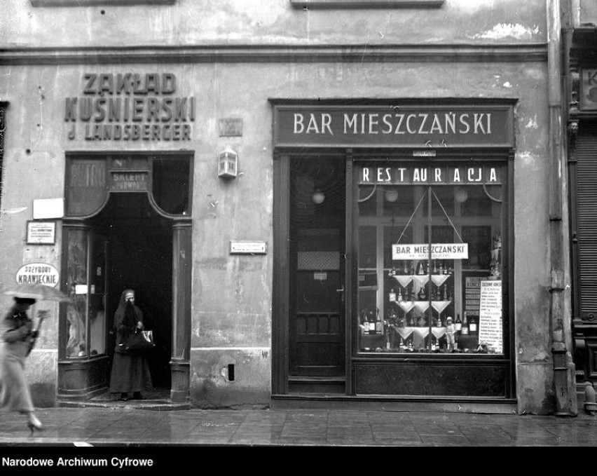 Fragment budynku z wejściem do restauracji "Bar...