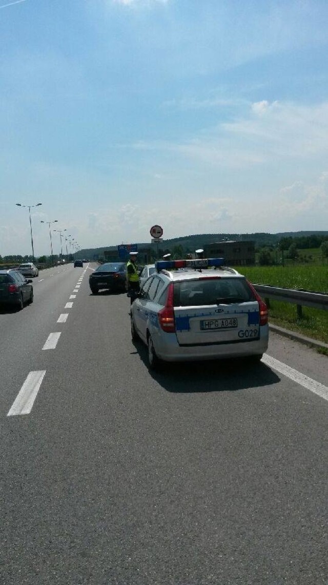 Policjanci z Komisariatu Autostradowego Policji ostrzegają przed oszustami zatrzymującymi samochody na autostradzie A4