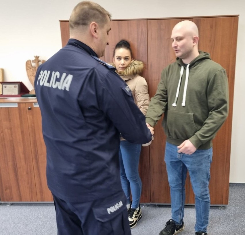 Komendant ostrołęckiej policji podziękował osobom, które zatrzymały bandytów. 11.02.2023