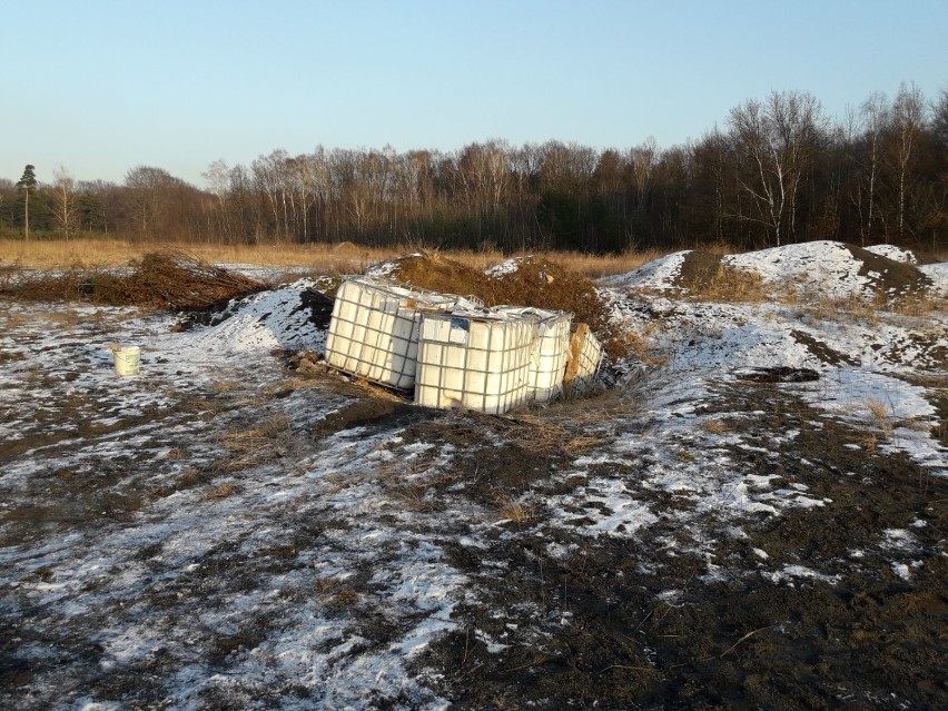 Odpady zostały wyrzucone na terenie dawnej cegielni