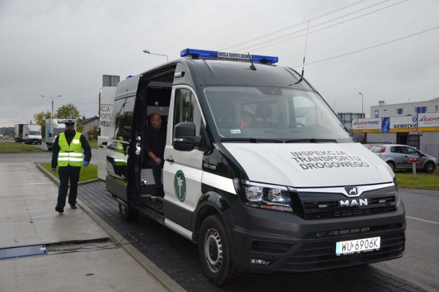 Przed siedzibą łowickiego oddziału Wojewódzkiego Inspektoratu Transportu Drogowego w Łodzi w piątek (2 października) po raz pierwszy uruchomiono punkt ważenia pojazdów. Już w ciągu pierwszej godziny kontroli wykryto pięć pojazdów dostawczych, które były przeważone. Rekordzista miał o ponad 1,1 tony więcej ładunku niż pozwalają przepisy