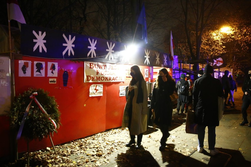 Techno-protest pod Sejmem. W sieci zapisały się tysiące osób, ale przyszło kilkadziesiąt. Policja blokuje dojście na Wiejską