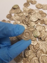 Sensacyjne znalezisko w rejonie Wałbrzycha! Mnóstwo średniowiecznych monet w glinianym garnku. Takiego odkrycia nie było od lat! [ZDJĘCIA]]