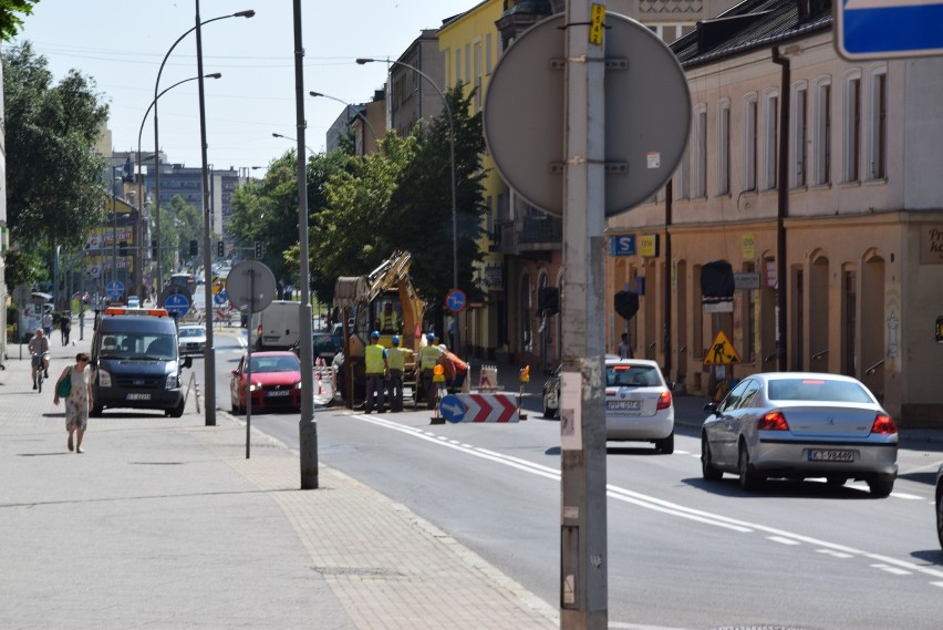 Tarnów. Na Lwowskiej zapadła się jezdnia. Dziura ma już 4 metry głębokości