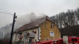 Strażacy gaszą pożar poddasza w Chełmnie [zdjęcia]