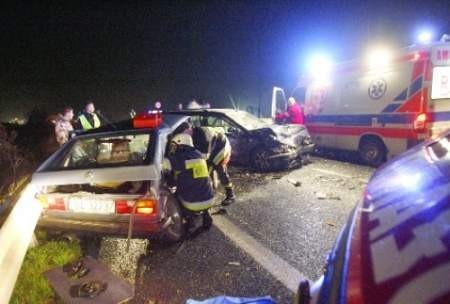 Ten wypadek zdarzył się na wiadukcie w Legnicy. Rannych zostało pięć osób.   FOT. PIOTR KRZYŻANOWSKI