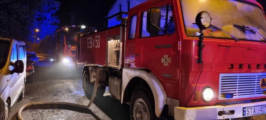 Pożar mieszkania w miejscowości Łubie - na miejscu służby OSP, JRG, pogotowie ratunkowe i policja