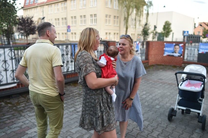 Leszno. Reakcje w sztabie Koalicji Obywatelskiej w Lesznie. Pierwsze komentarze powyborcze [ZDJĘCIA i FILM]