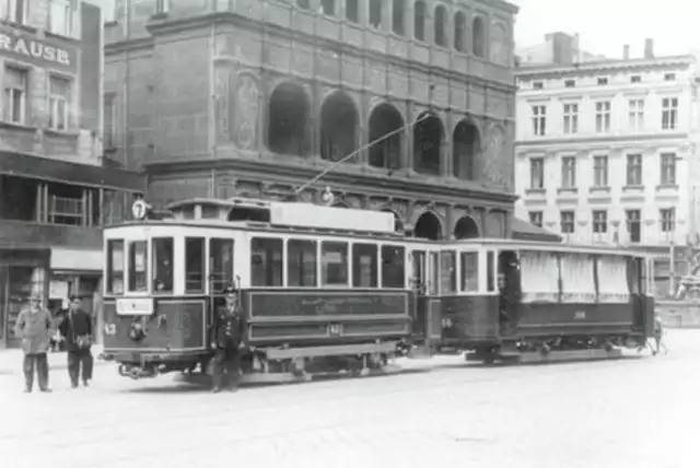6 marca 1898 roku z poznańskich ulic zniknęły tramwaje konne. Tego dnia na poznańskie torowiska wyjechały pierwsze bimby elektryczne.