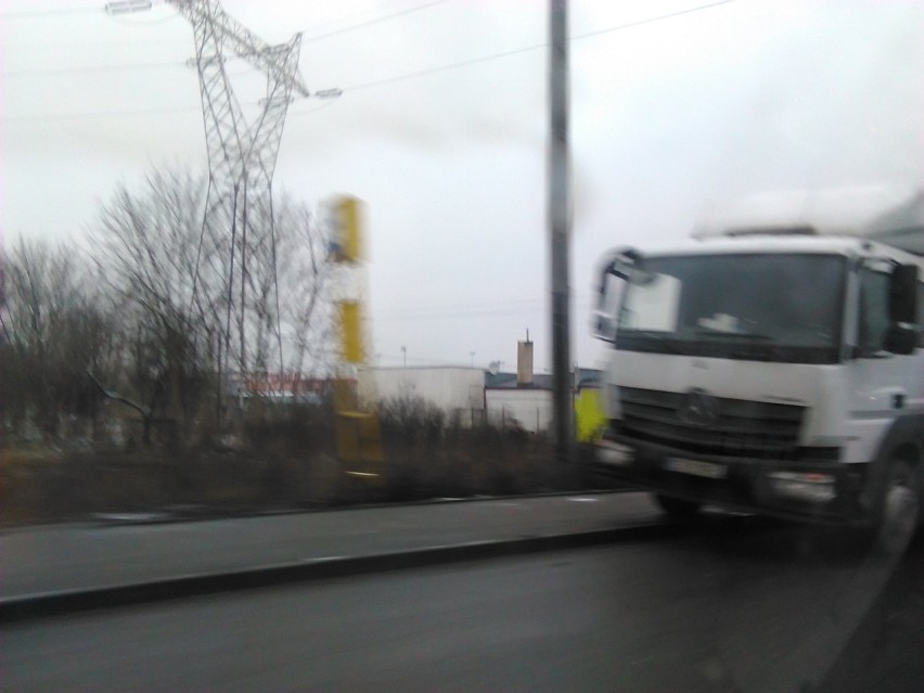 Wypadek na Fordońskiej w Bydgoszczy. Osobówka uderzyła w ciężarówkę [zdjęcia]