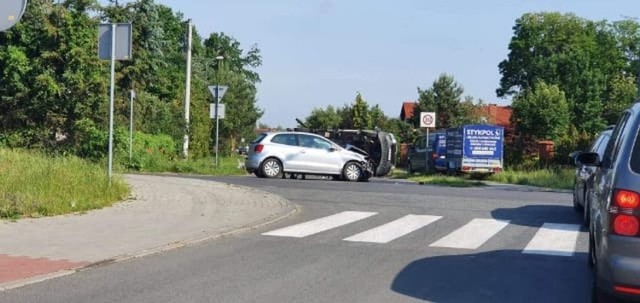 Na skrzyżowaniu ulicy Centralnej i Krótkiej w Osielsku doszło w czwartek (18 czerwca) rano do zderzenia samochodu osobowego z dostawczym. 

Auto dostawcze przewożące niewielki kontener przewróciło się na bok. Kierowca samochodu osobowego źle się czuł i prosił o zbadanie przez załogę pogotowia. 

Na miejscu pracują służby, tymczasowo zamknięta jest ulica Krótka.

Więcej zdjęć >>>