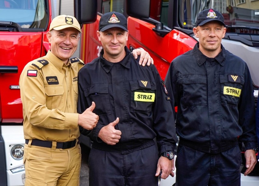 Przekazanie dwóch wozów strażackich w ręce Straży Pożarnej w...