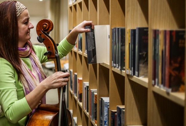 Okazuje się, że coraz częściej zabiegani wrocławianie wypożyczają nie książki w tradycyjnej ich formie, a audiobooki, których można słuchać nawet w samochodzie. 

- Zauważamy rosnące zainteresowanie czytaniem na innych niż papier nośnikach, czyli audiobooków na płytach CD czy też e-booków na urządzeniach mobilnych - mówi Anna Janus, zastępca dyrektora ds. merytorycznych w Miejskiej Bibliotece Publicznej. 

Zobaczcie, jakie audiobooki najchętniej wypożyczano z wrocławskich bibliotek.