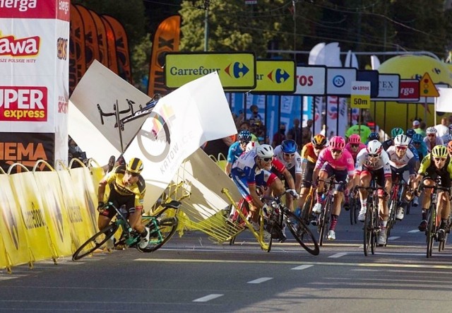 Tour de Pologne 2020. Wypadek w Katowicach pod Spodkiem.

Zobacz kolejne zdjęcia. Przesuwaj zdjęcia w prawo - naciśnij strzałkę lub przycisk NASTĘPNE