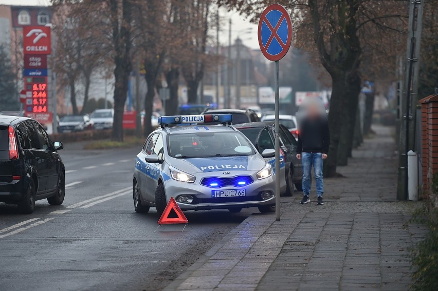 Leszno. Wpadł w poślizg i uderzył w latarnię. Opony w aucie  miały 13 lat [ZDJĘCIA]