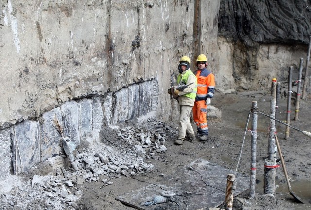 Zgodnie z planem Wydziału Środowiska, kolejnym krokiem po badaniach hydrogeologicznych - o ile te wykażą przekroczenia norm - ma być zlecenie "oceny ryzyka dla zdrowia mieszkańców i środowiska".

Jak tłumaczą urzędnicy, ten dokument ma pokazać czarno na białym, jakie zagrożenie niosą ze sobą toksyny tkwiące w gruntach Letnicy.
-&nbsp;Dziś mogę zapewnić, że zagrożenia dla mieszkańców nie ma, bo chociażby wspomniany teren oddalony jest od ujęć wody pitnej, ale przeświadczenie musimy poprzeć badaniami - tłumaczy dyrektor Wydziału Środowiska. - Ekspertyza pozwoli nam też określić priorytety dalszych działań.