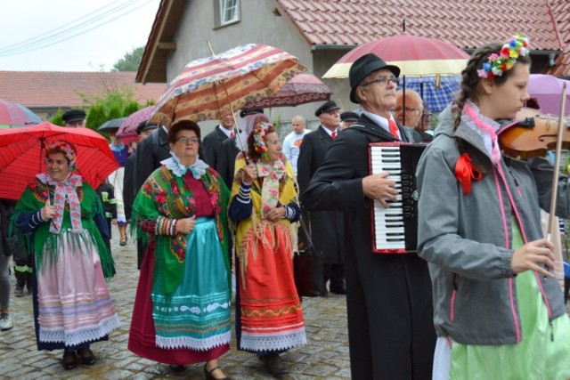 Uroczystości rozpoczęła tradycyjnie msza, na której poświęcono wieńce oraz dożynkowy bochen chleba 
